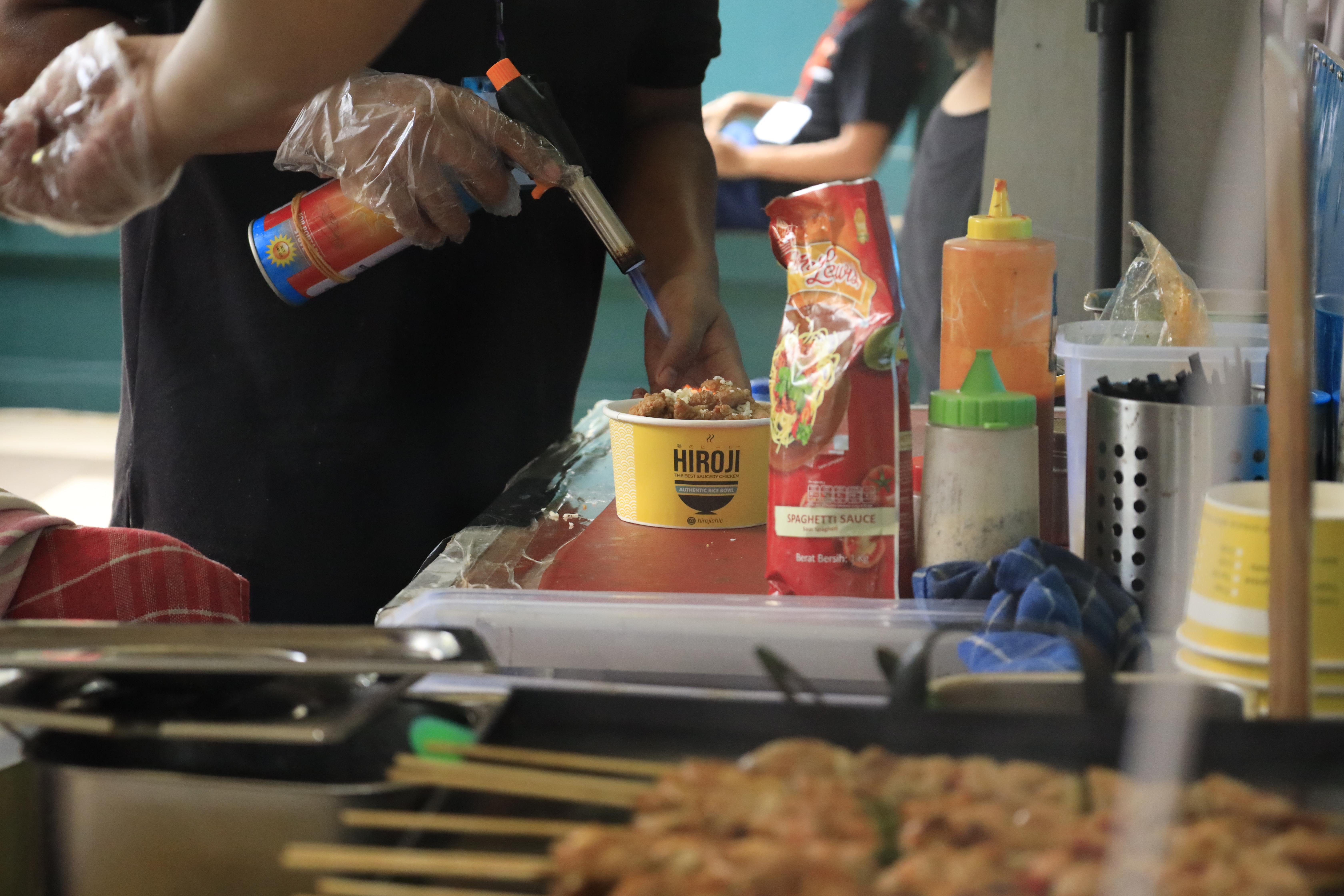 Ayam goreng renyah dengan berbagai topping enak