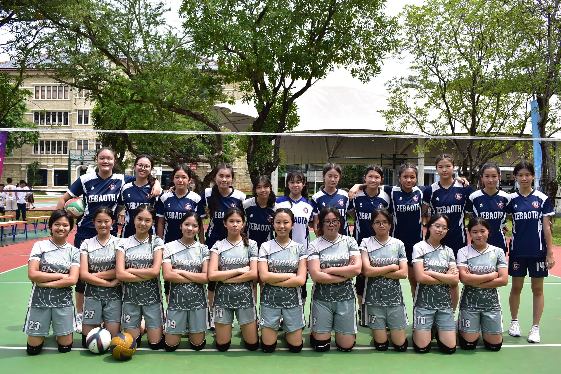 Foto bersama setelah pertandingan voli