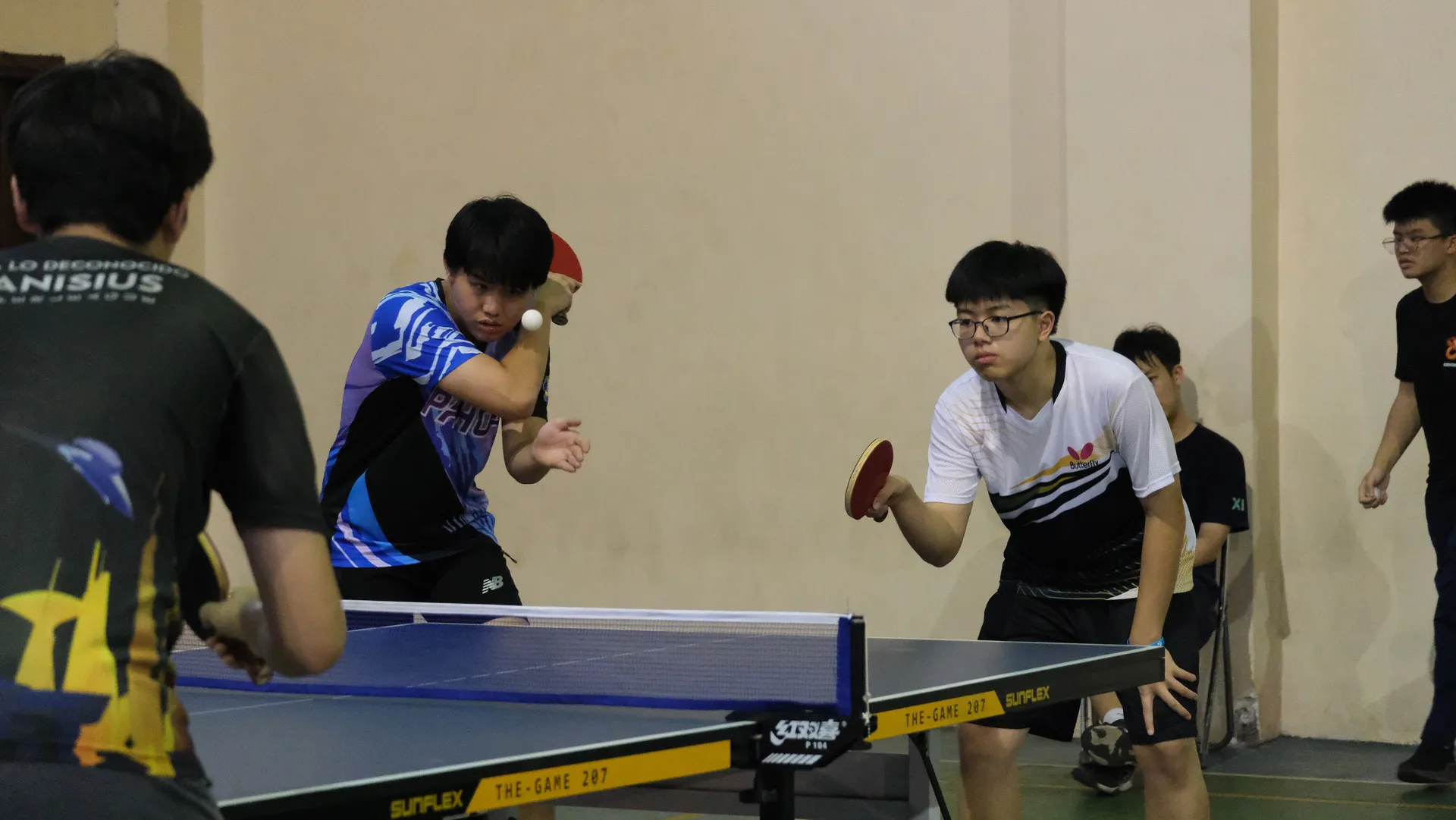 Pertandingan tenis meja yang sangat sengit