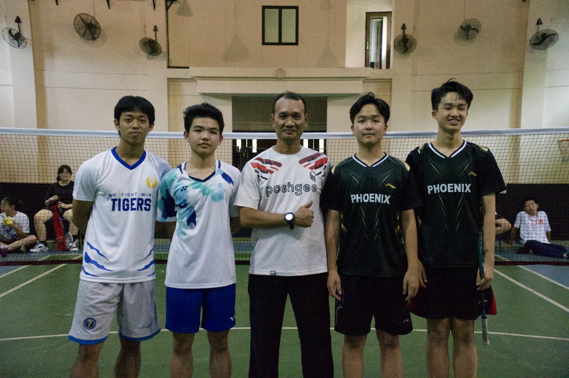 Foto bersama setelah pertandingan bulu tangkis