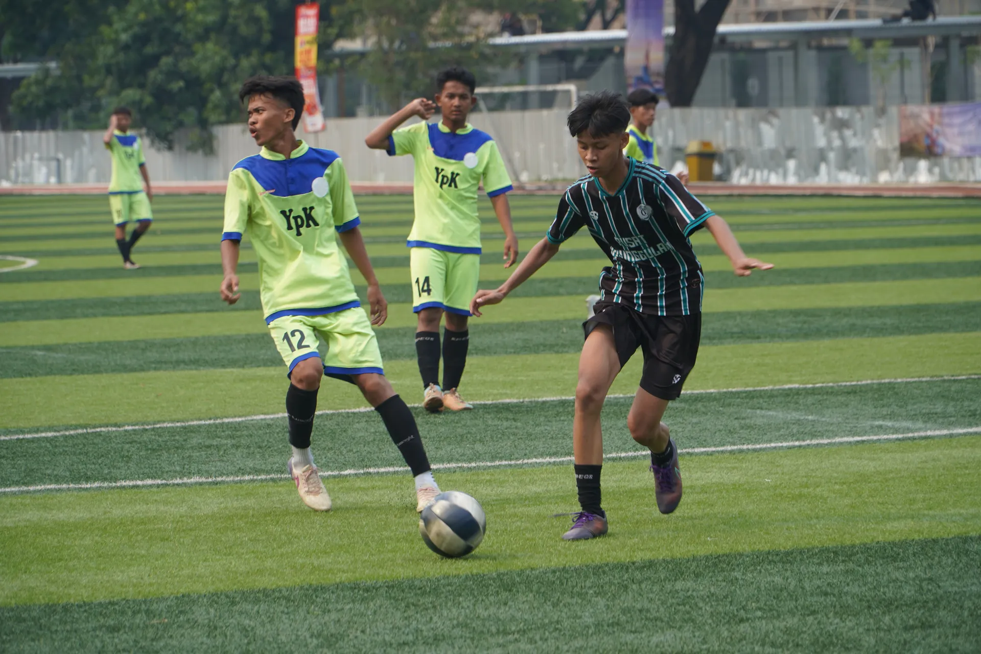 Pemain sepak bola sedang berebut bola