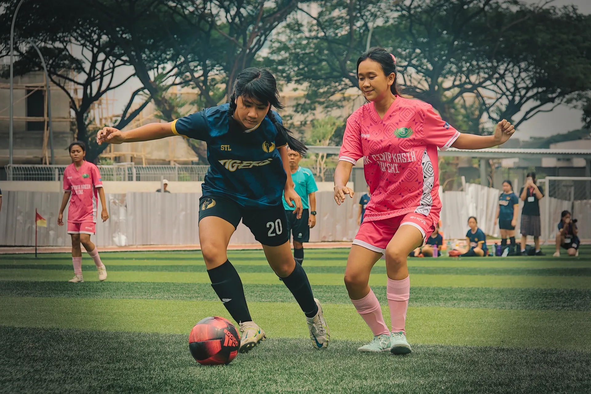 Pemain sepak bola sedang berebut bola