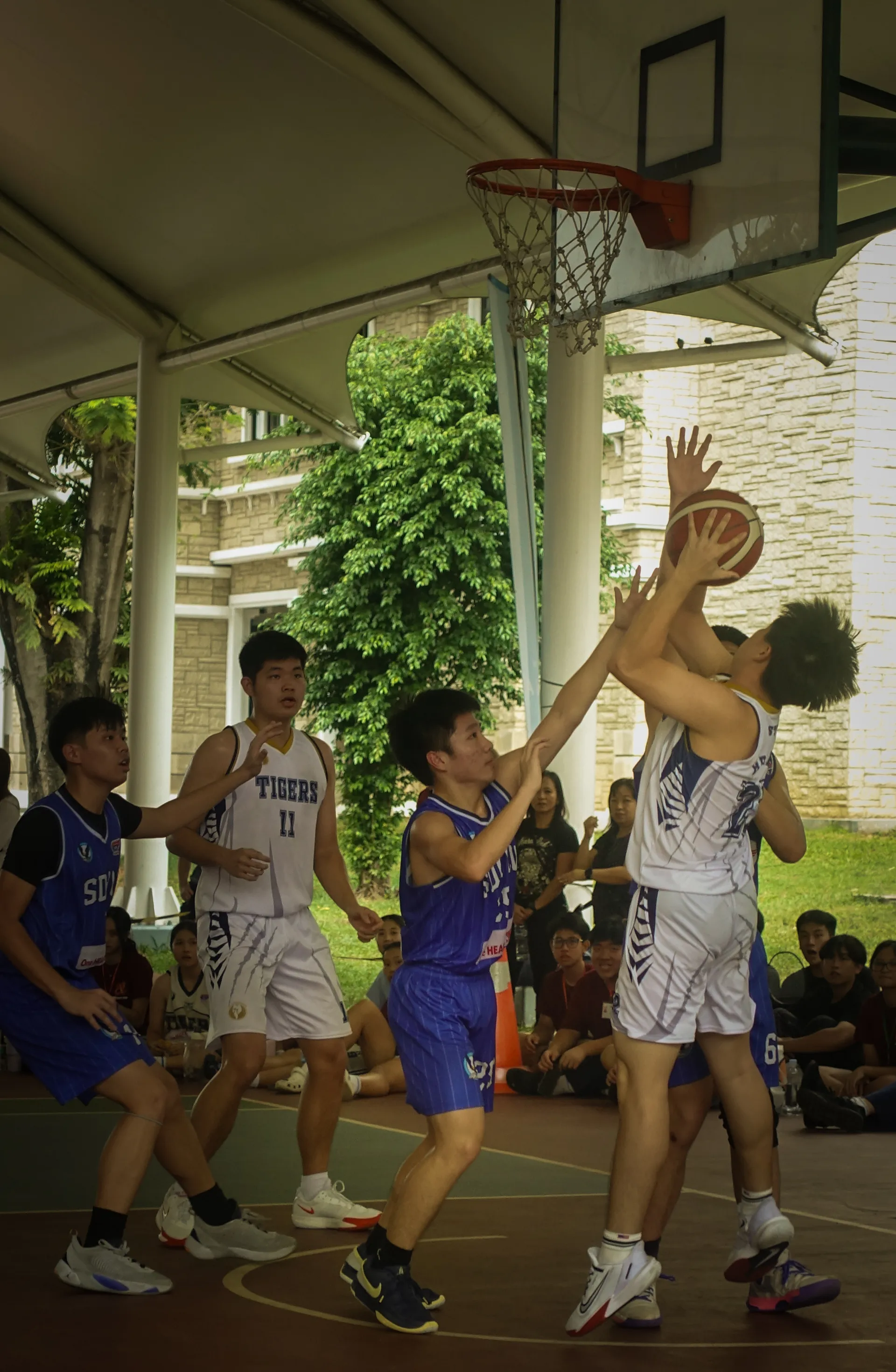 Perebutan bola basket di dekat ring